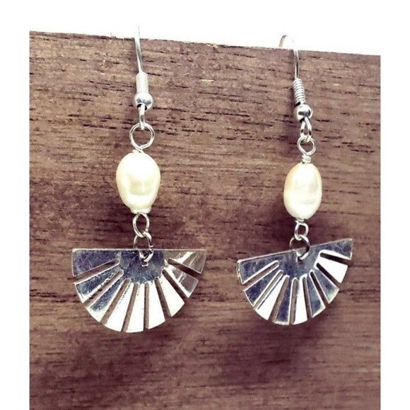 Simple pearl Earrings - Picture 8 of 12